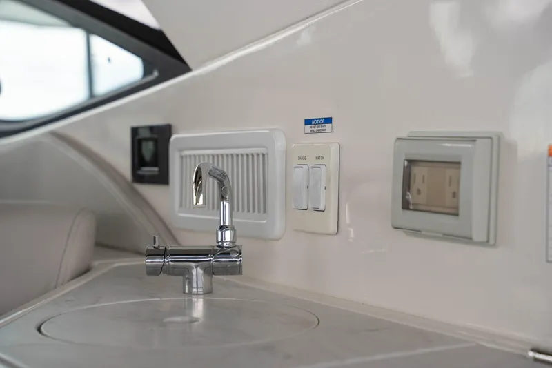 Slide: The Image of Sea Ray Sundancer 320 2025 - 23