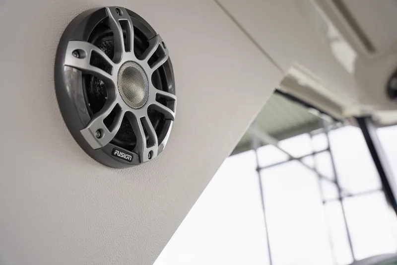 Slide: The Image of Sea Ray Sundancer 320 2025 - 24