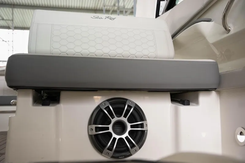 Slide: The Image of Sea Ray Sundancer 320 2025 - 25