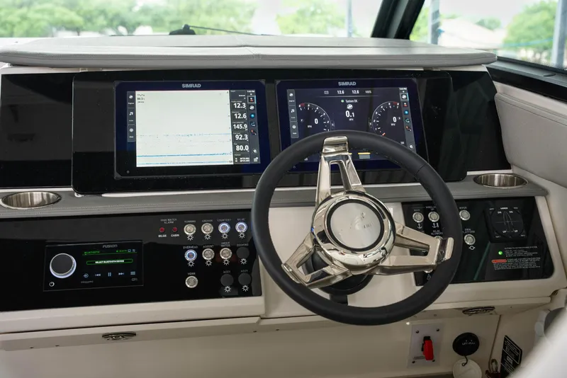 Slide: The Image of Sea Ray Sundancer 320 2025 - 27