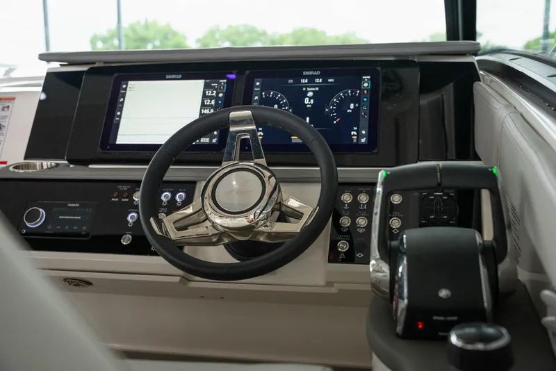 Slide: The Image of Sea Ray Sundancer 320 2025 - 29