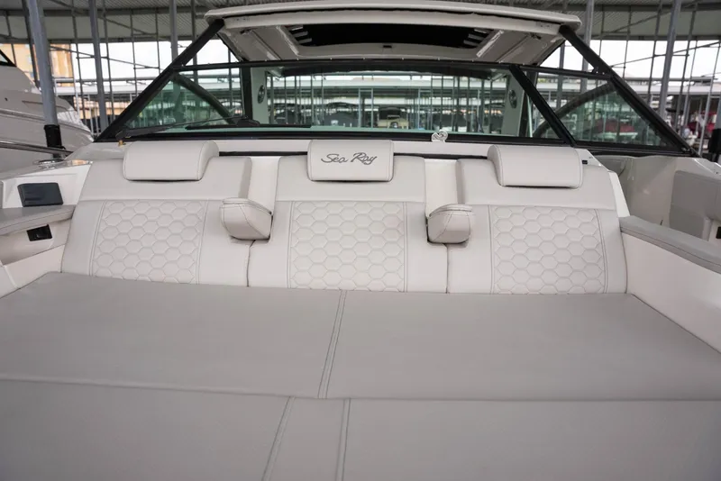 Slide: The Image of Sea Ray Sundancer 320 2025 - 30