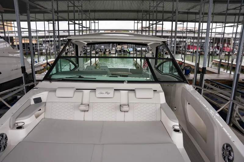 Slide: The Image of Sea Ray Sundancer 320 2025 - 31