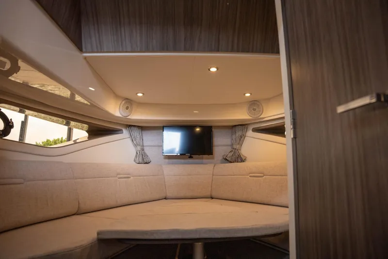 Slide: The Image of Sea Ray Sundancer 320 2025 - 33