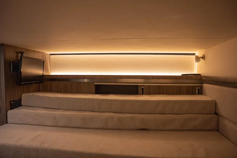 Slide: The Image of Sea Ray Sundancer 320 2025 - 35