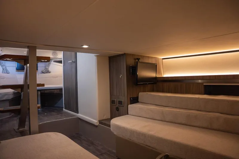 Slide: The Image of Sea Ray Sundancer 320 2025 - 36