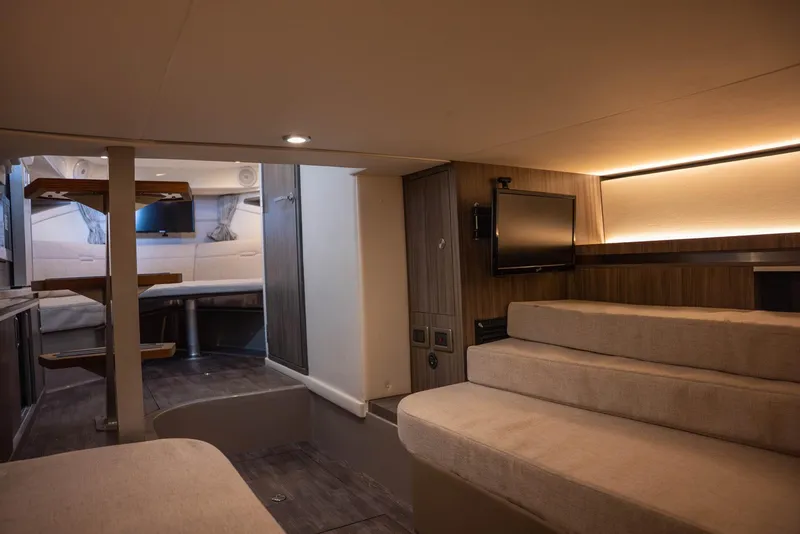 Slide: The Image of Sea Ray Sundancer 320 2025 - 37