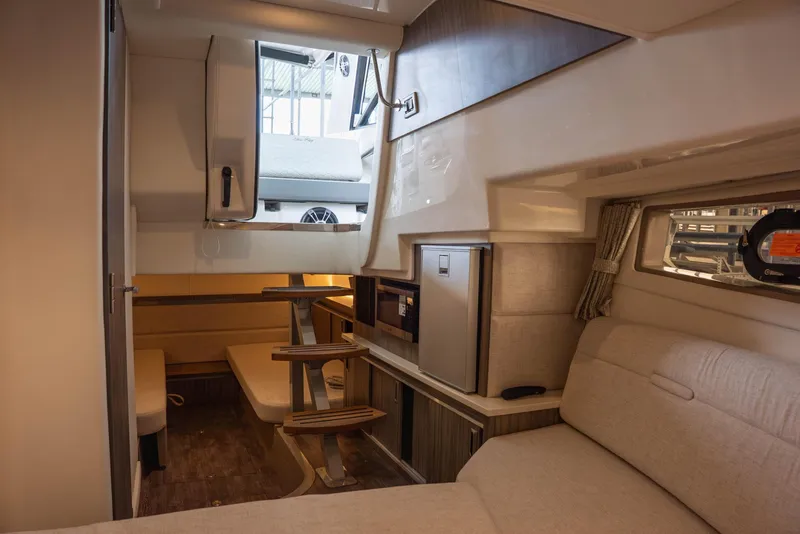 Slide: The Image of Sea Ray Sundancer 320 2025 - 40