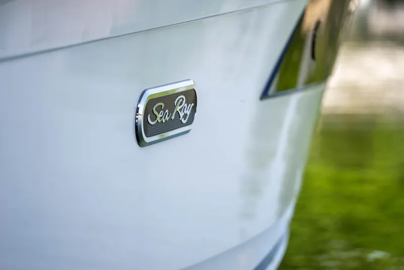 Slide: The Image of Sea Ray Sundancer 320 2025 - 49