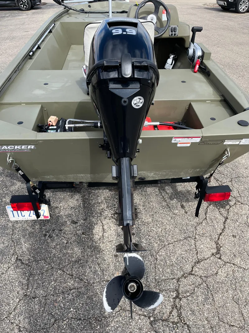 Slide: The Image of 2022 Tracker Grizzly 1648 SC boat with outboard motor, rear view. - 9