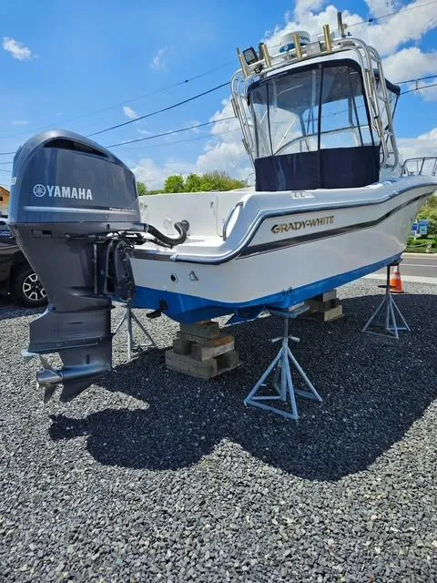 Slide: The Image of 1999 Grady-White Voyager 248 boat with Yamaha outboard motor on display. - 7