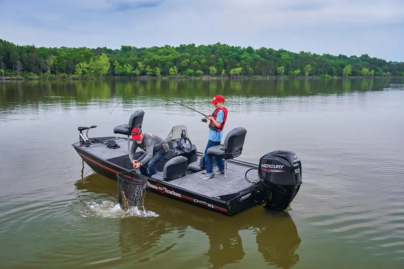 Slide: The Image of Tracker Bass Tracker Classic XL 2025 - 50