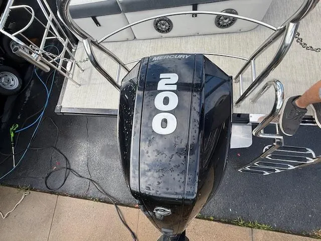 Slide: The Image of Outboard motor on 2021 Harris Sunliner 250 pontoon boat, showing "200" horsepower. - 10