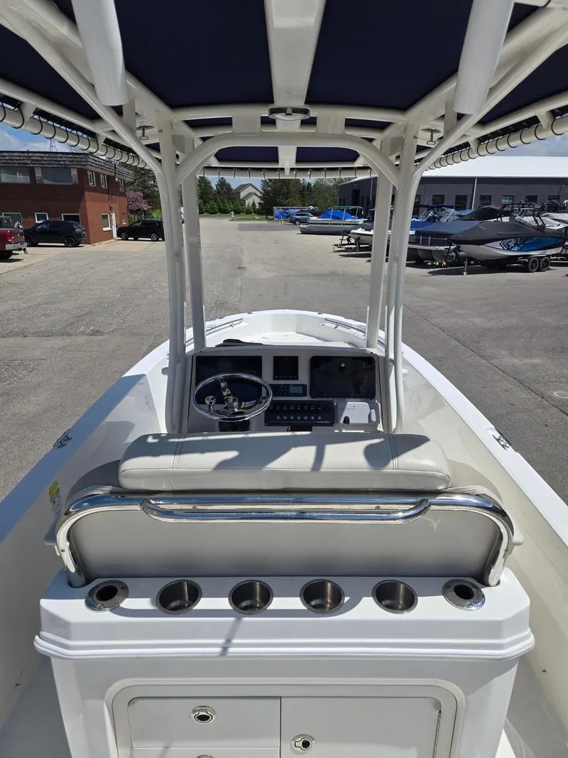 Slide: The Image of 2022 Boston Whaler Dauntless 250 boat interior with steering console and seating. - 15