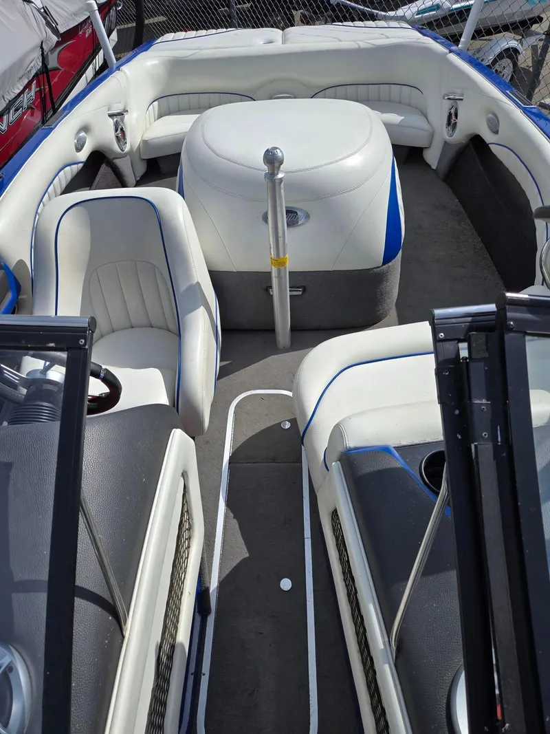 Slide: The Image of 2005 Malibu Response LXi boat interior with white and blue seating. - 10