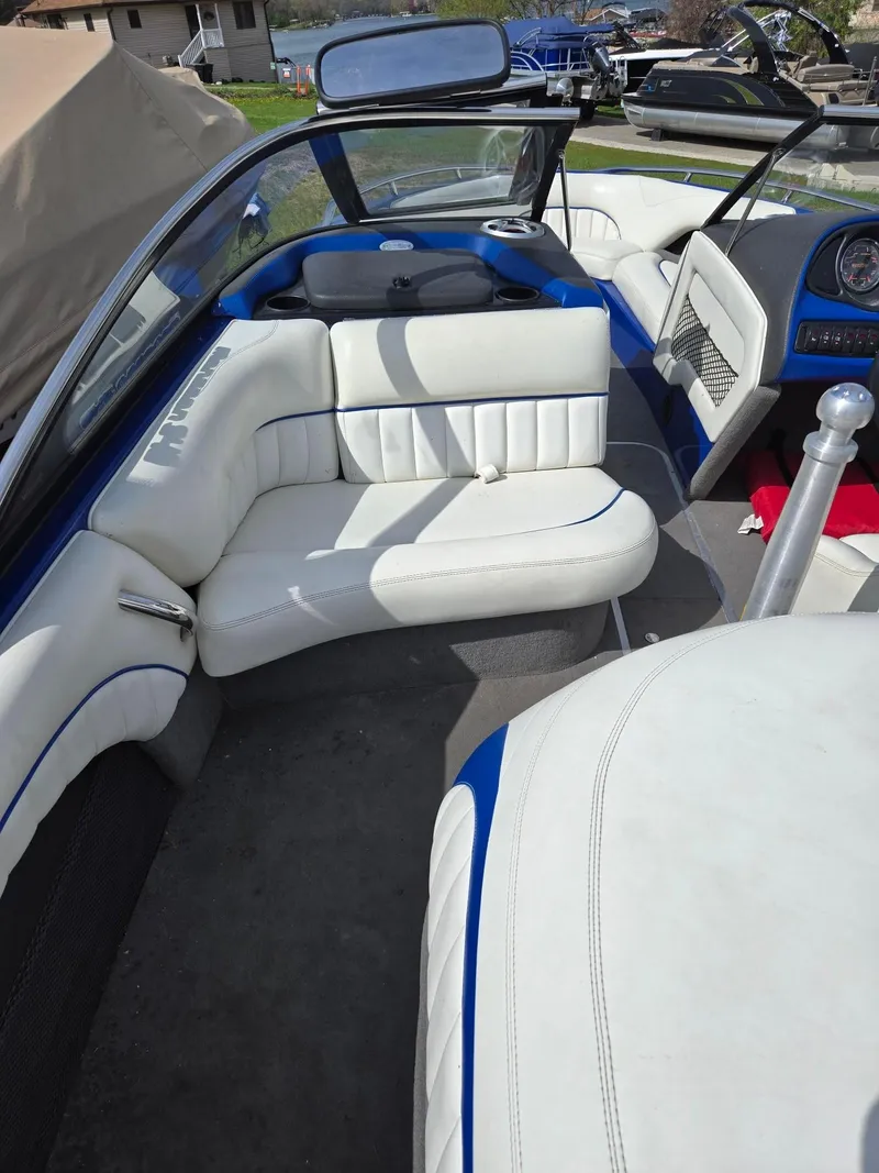 Slide: The Image of 2005 Malibu Response LXi boat interior with white and blue seating. - 14