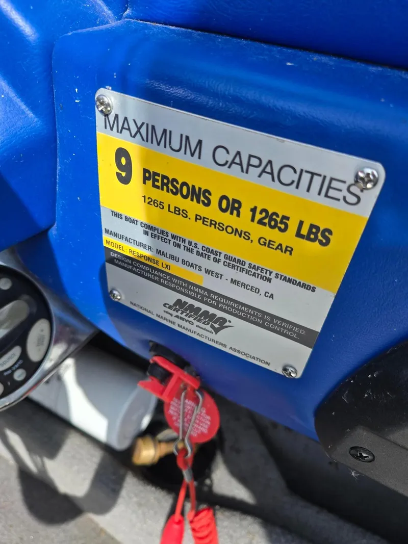 Slide: The Image of 2005 Malibu Response LXi boat capacity label, maximum 9 persons or 1265 lbs. - 19