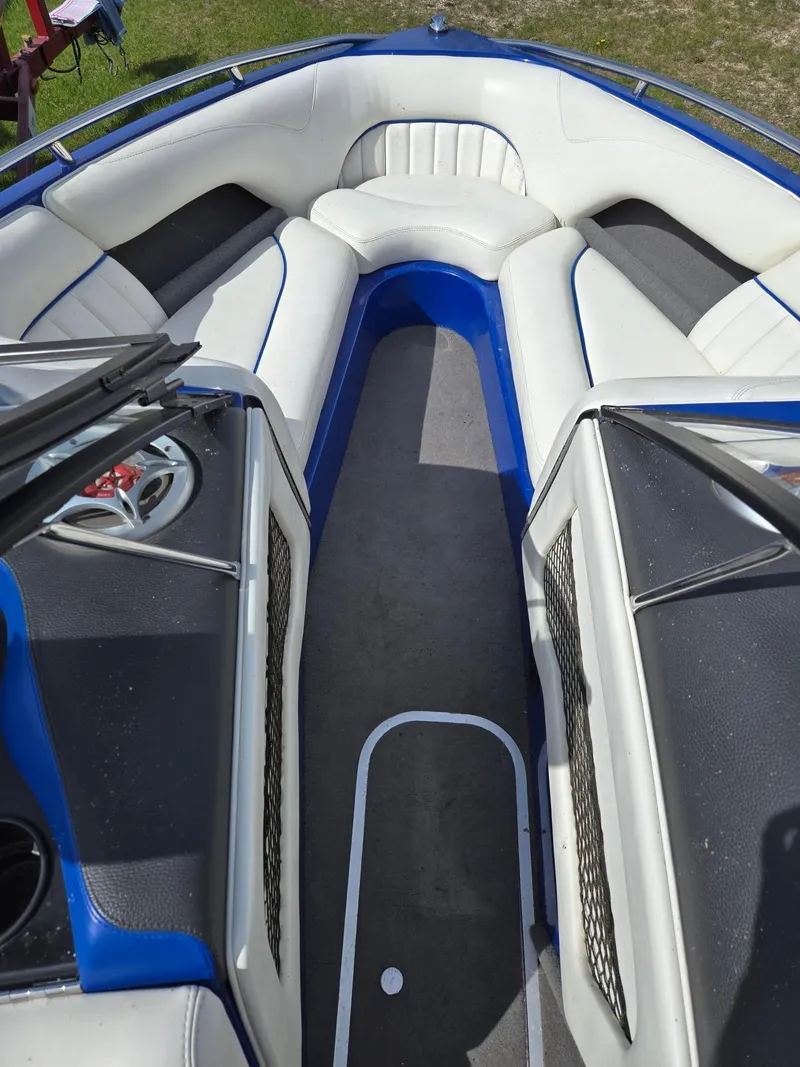Slide: The Image of 2005 Malibu Response LXi boat interior with white and blue seating. - 6