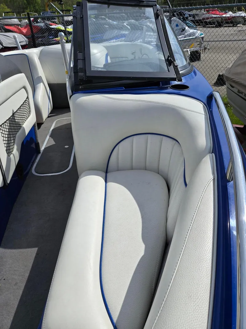 Slide: The Image of 2005 Malibu Response LXi boat interior with white and blue seating. - 9