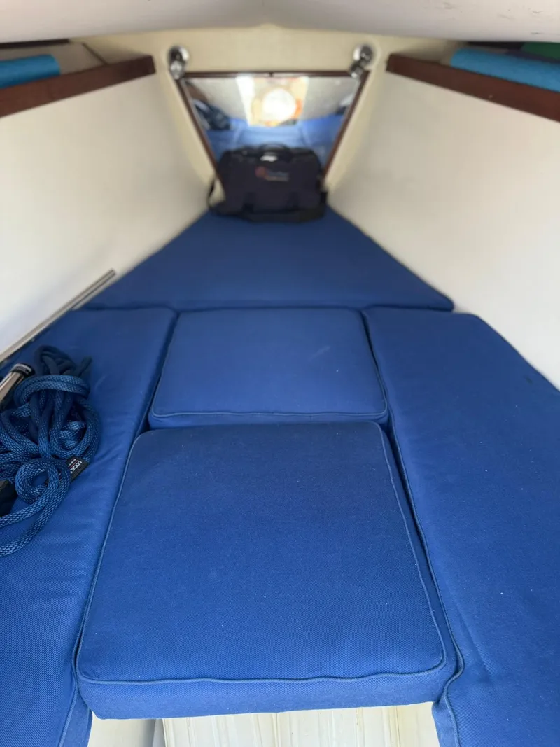Slide: The Image of 2006 Marlago FS35 cabin interior with blue cushions and nautical rope. - 11