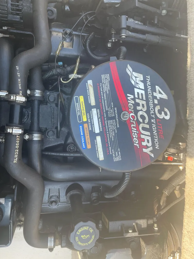 Slide: The Image of 2004 Sea Ray 185 Bow Rider engine, featuring a Mercury MerCruiser 4.3L Thunderbolt Ignition. - 23