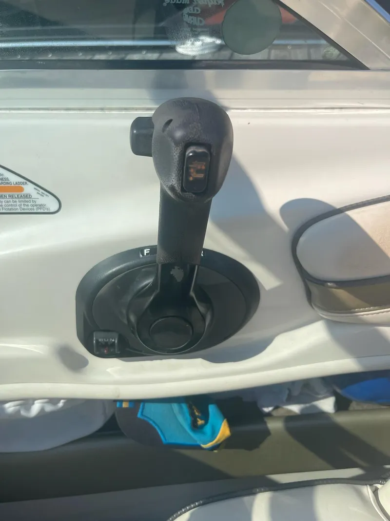 Slide: The Image of 2004 Sea Ray 185 Bow Rider throttle control in cockpit. - 8