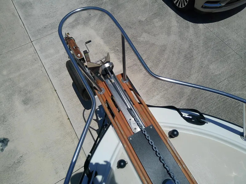 Slide: The Image of 1985 Robalo 2520 Center Console boat bow with anchor and railing. - 18