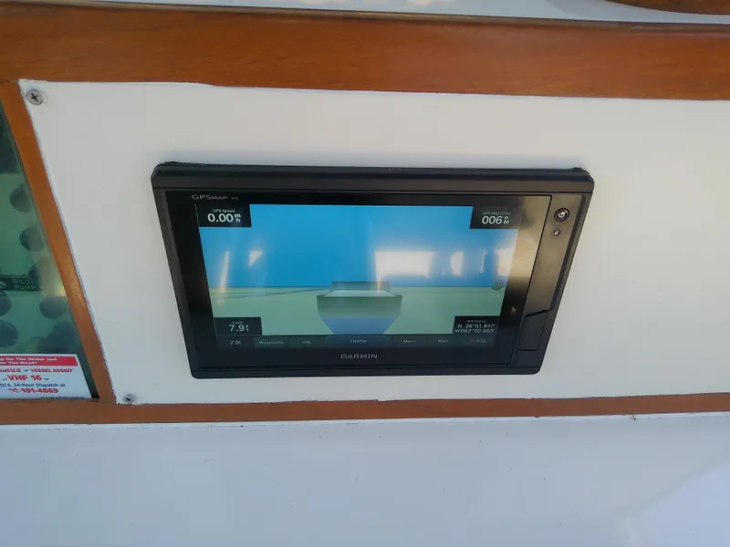 Slide: The Image of 1985 Robalo 2520 Center Console with Garmin marine display on dashboard. - 32