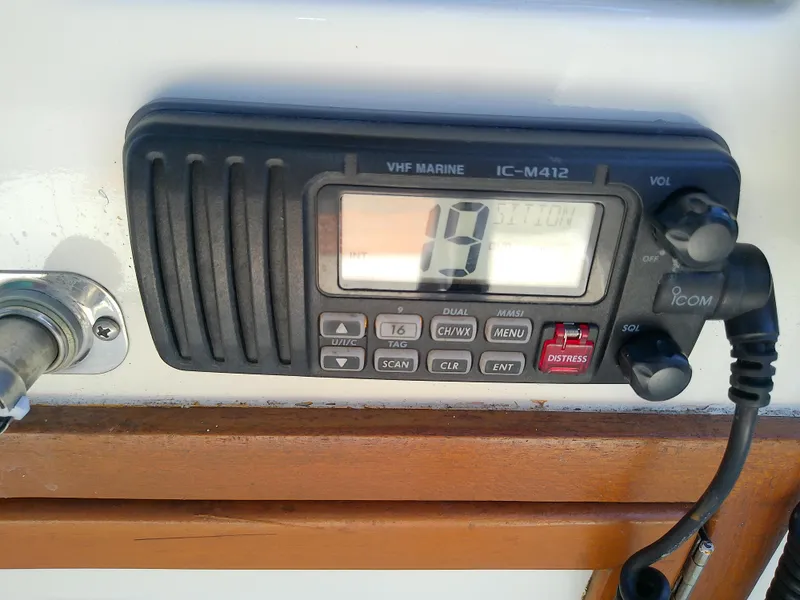 Slide: The Image of VHF marine radio IC-M412 on 1985 Robalo 2520 Center Console boat. - 35