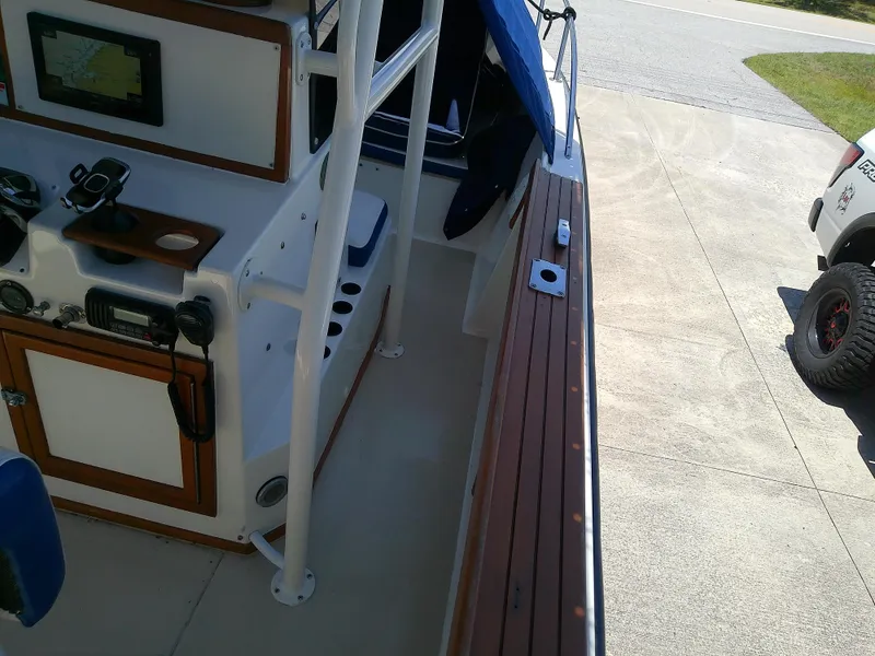 Slide: The Image of 1985 Robalo 2520 Center Console boat interior with navigation equipment and wooden accents. - 41