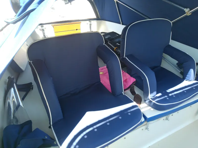 Slide: The Image of 1985 Robalo 2520 Center Console boat with blue cushioned seating and canopy. - 44