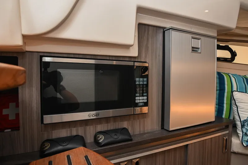 Slide: The Image of Sea Ray Sundancer 320 Coupe 2020 - 51