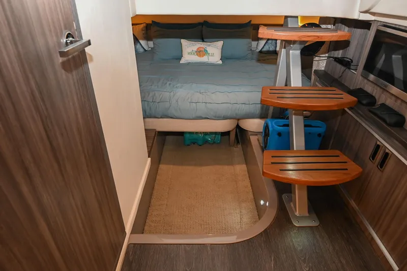 Slide: The Image of Sea Ray Sundancer 320 Coupe 2020 - 61