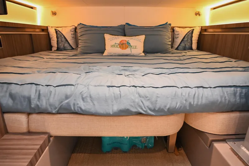 Slide: The Image of Sea Ray Sundancer 320 Coupe 2020 - 62