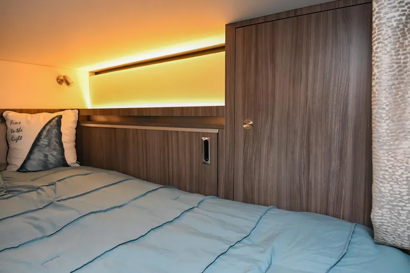 Slide: The Image of Sea Ray Sundancer 320 Coupe 2020 - 63