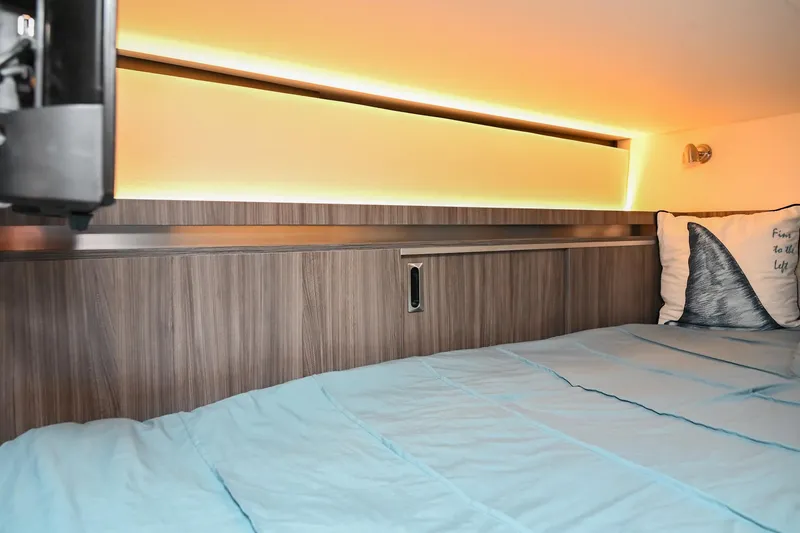 Slide: The Image of Sea Ray Sundancer 320 Coupe 2020 - 64