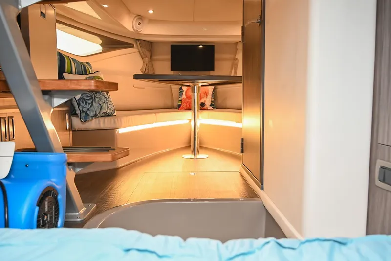Slide: The Image of Sea Ray Sundancer 320 Coupe 2020 - 66