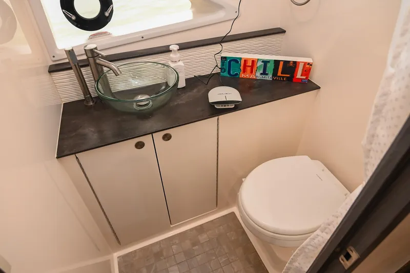 Slide: The Image of Sea Ray Sundancer 320 Coupe 2020 - 68