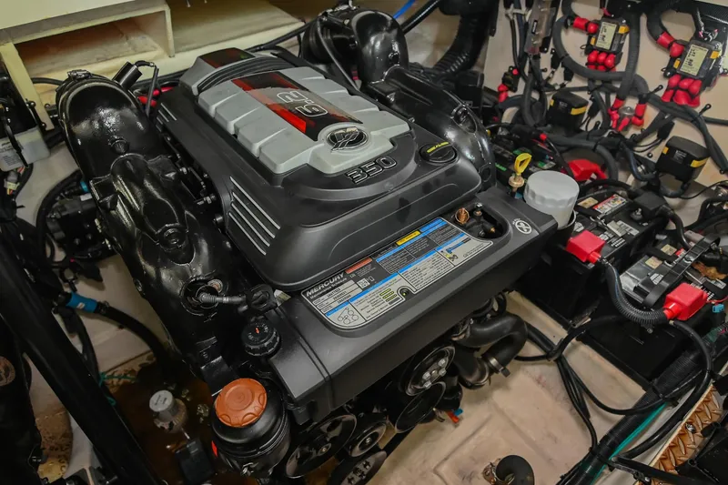 Slide: The Image of Sea Ray Sundancer 320 Coupe 2020 - 71