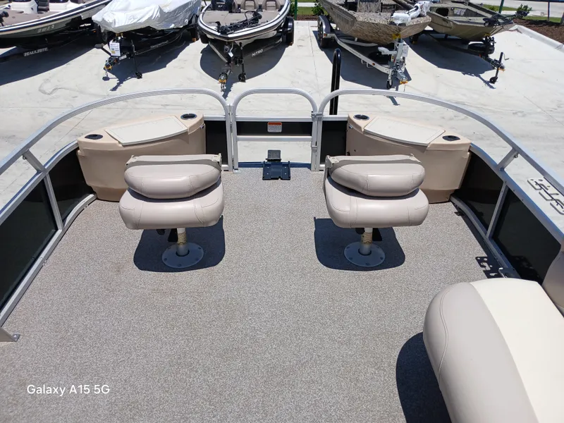 Slide: The Image of 2015 Sun Tracker Fishin Barge 24 DLX with beige seating and spacious deck. - 10