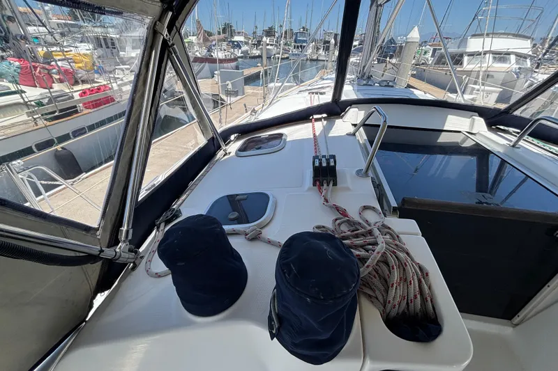 Slide: The Image of 1999 Hunter 410 sailboat cockpit with ropes and marina view. - 25