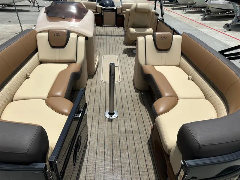 Slide: The Image of Avalon Catalina 2585 RL 2021 - 13