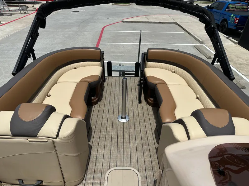 Slide: The Image of Avalon Catalina 2585 RL 2021 - 15