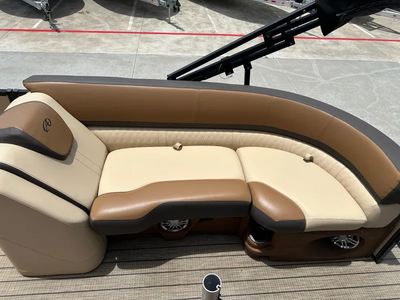 Slide: The Image of Avalon Catalina 2585 RL 2021 - 16