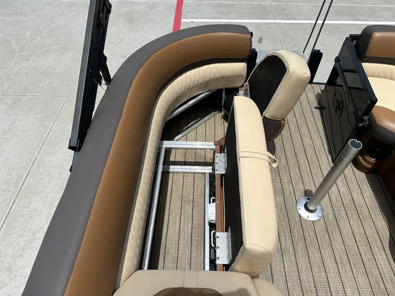 Slide: The Image of Avalon Catalina 2585 RL 2021 - 17