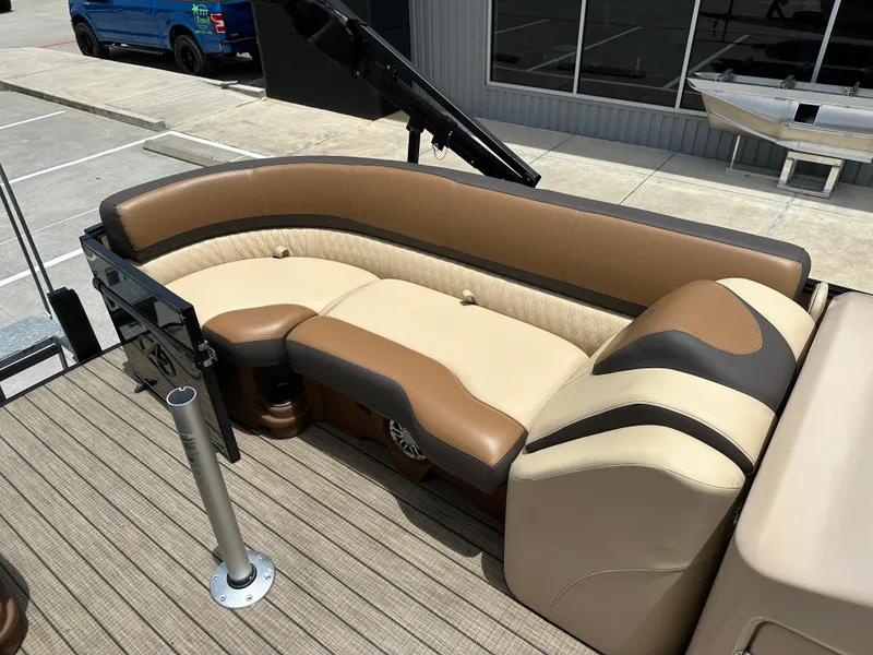 Slide: The Image of Avalon Catalina 2585 RL 2021 - 18