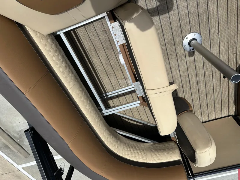 Slide: The Image of Avalon Catalina 2585 RL 2021 - 19