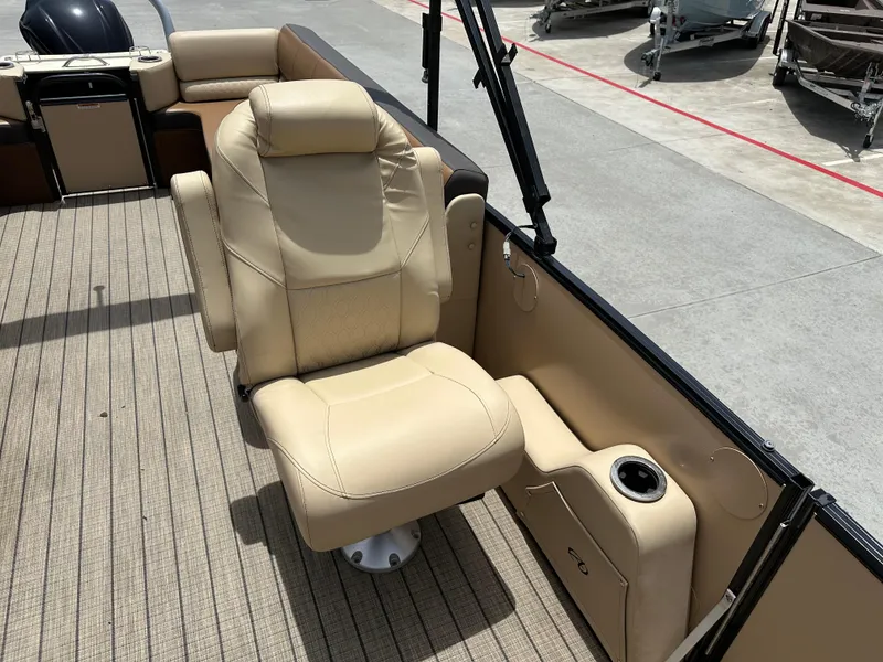 Slide: The Image of Avalon Catalina 2585 RL 2021 - 20