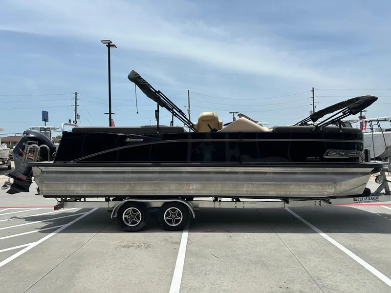 Slide: The Image of Avalon Catalina 2585 RL 2021 - 8