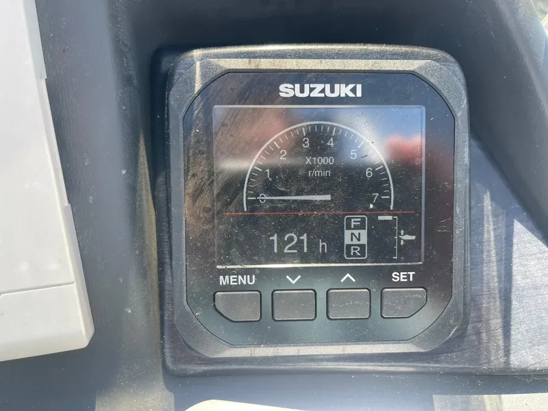 Slide: The Image of Digital display on a 2020 Silver Wave 2210 SW5 L boat showing 121 hours. - 13